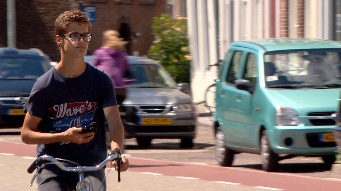 Let op: gebruik telefoon op de fiets wordt vanaf 1 juli afgestraft