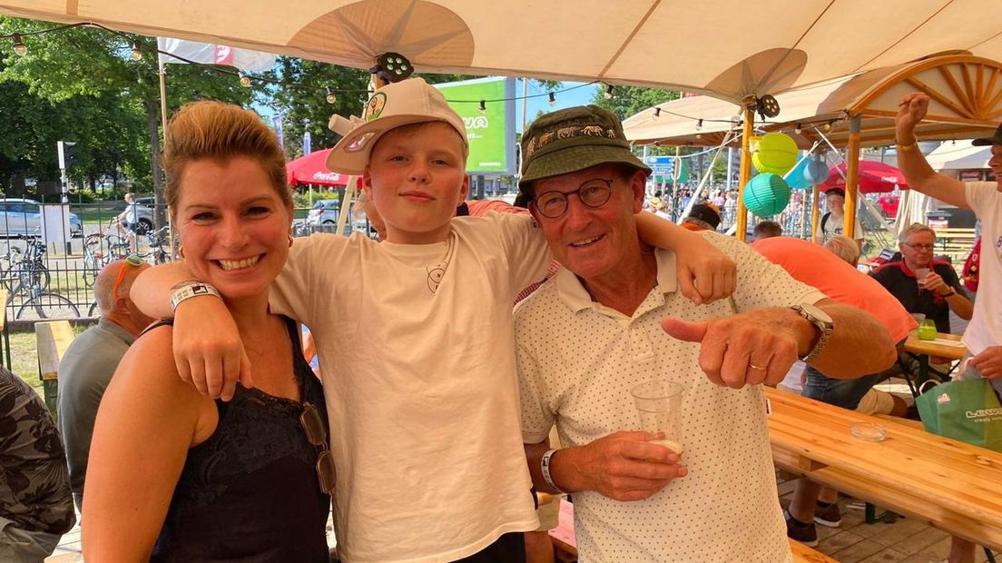 Opa Gerard Velderman, dochter Tamara Velderman en kleinzoon Vince Scholten uit Raalte lopen de Vierdaagse.