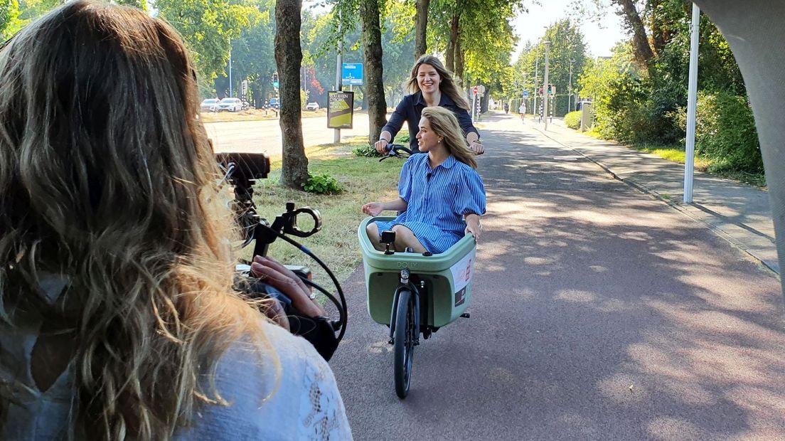 Wethouder Susanne Schilderman met in de bakfiets Vuelta-verslaggever Jet Verheijen.
