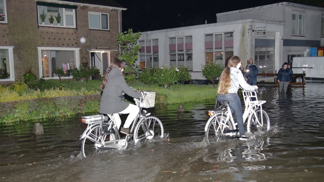 Wateroverlast in 's-Gravenpolder, op sommige plekken stond het water een halve meter hoog