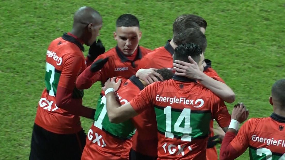 NEC heeft de koppositie in de eerste divisie verspeeld door een 1-1 gelijkspel thuis tegen Helmond Sport. De Nijmegenaren waren te slordig en te laks.