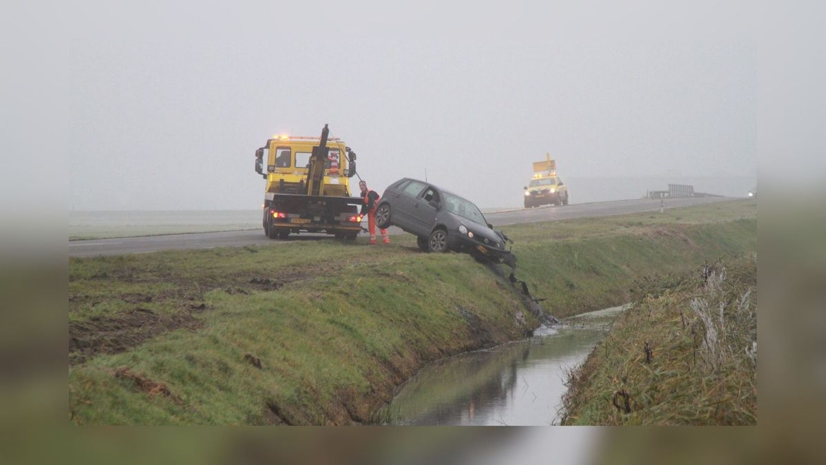 Auto in de sloot bij Engelum