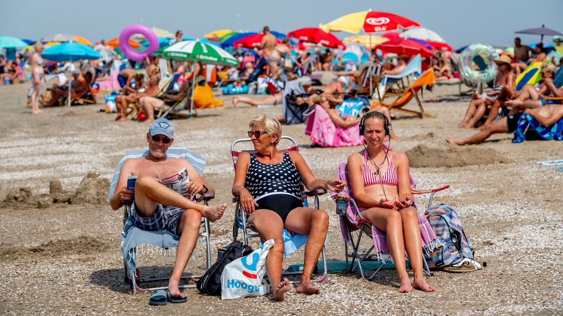 Strandgangers genieten van de tropische temperaturen in Katwijk | Archief