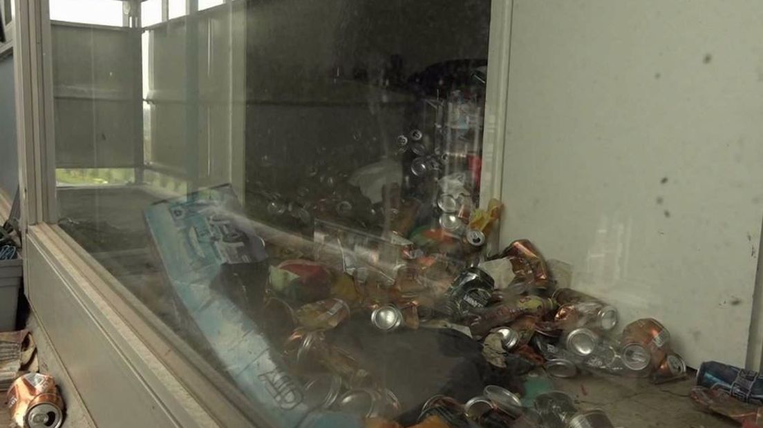 Een schoonmaakbedrijf haalt vandaag de 'stankwoning' aan de Aalscholversingel in Velp leeg. De man die er woonde, lag dagenlang dood in de woning. In zijn huis staan onder andere bierblikken en vuilniszakken.