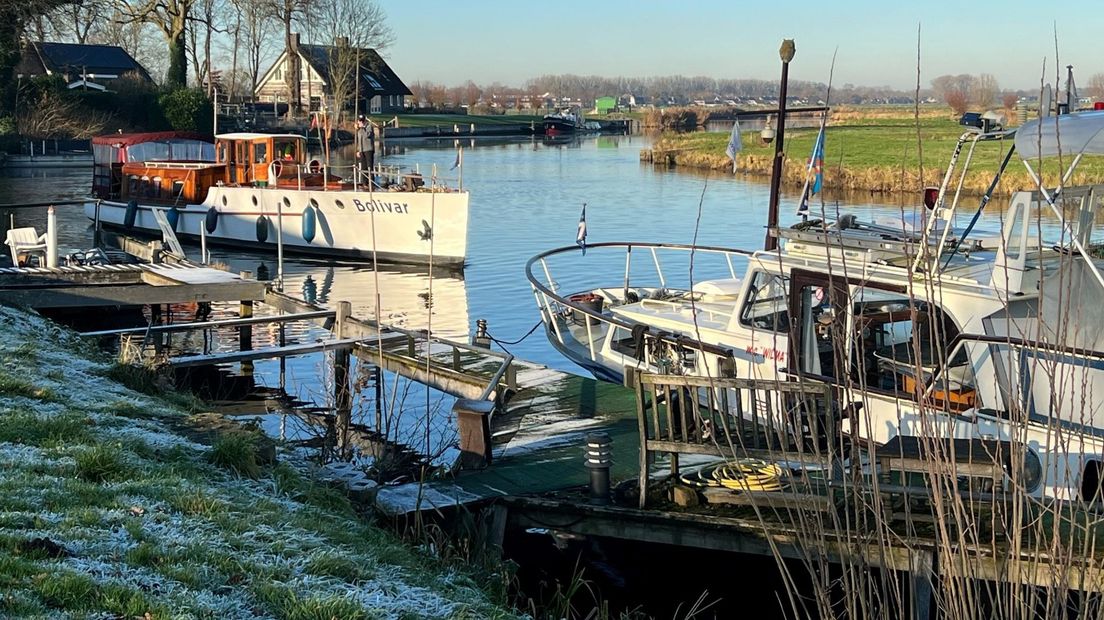 De Bolivar (links) vaart over de rivier de Eem bij Soest.