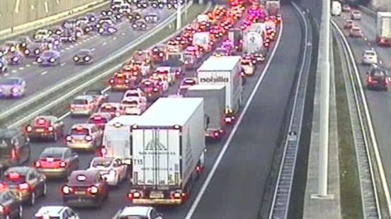 Hoofdrijbaan Leidsche Rijntunnel weer vrij na ongeluk tussen 4 voertuigen. Hoofdrijbaan Leidsche Rijntunnel weer vrij na ongeluk tussen 4 voertuigen.