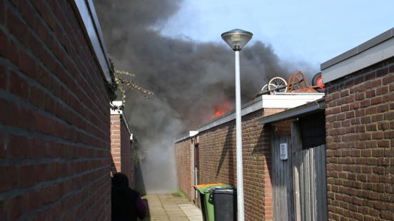 Vlammen en zwarte rook: schade aan huizen en schuren na brand Home