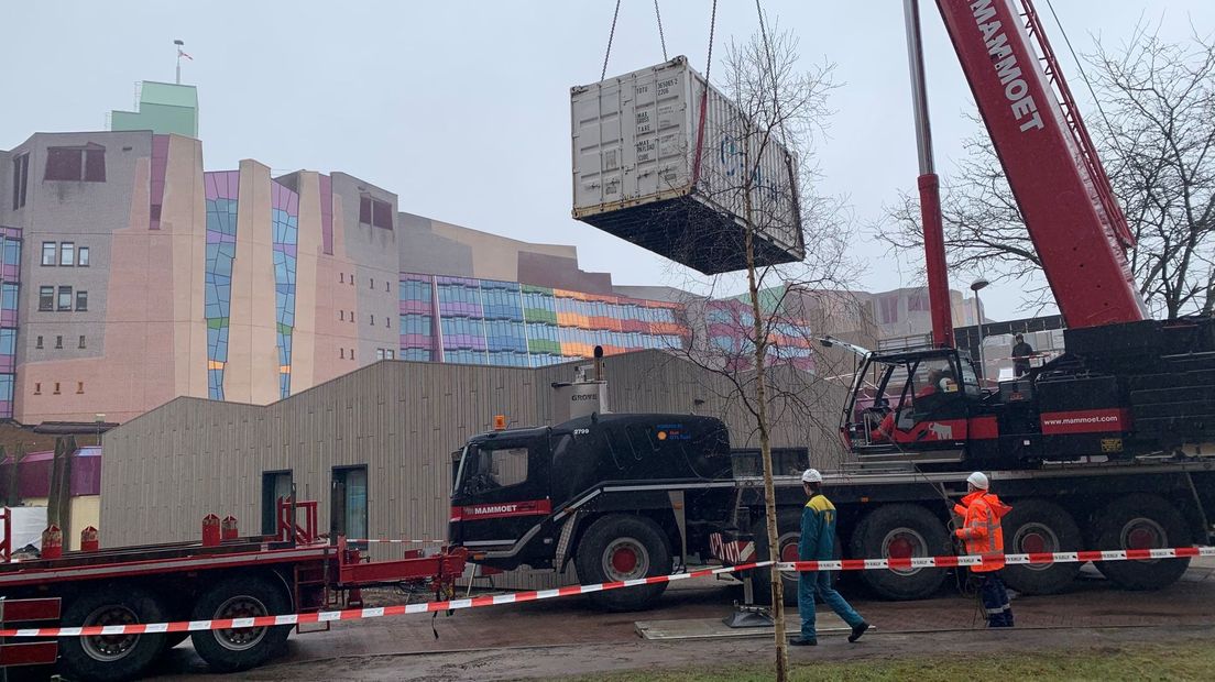 De zeecontainer met daarin de Gamma Knife wordt op zijn plaats gezet