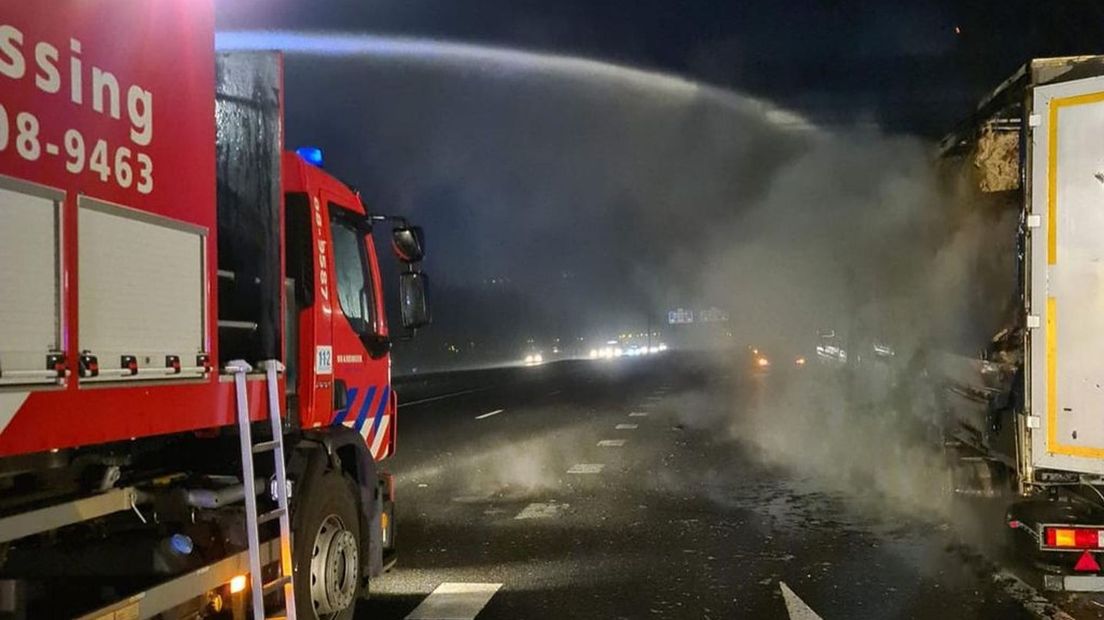 De brandweer van Beesd assisteert bij het blussen.