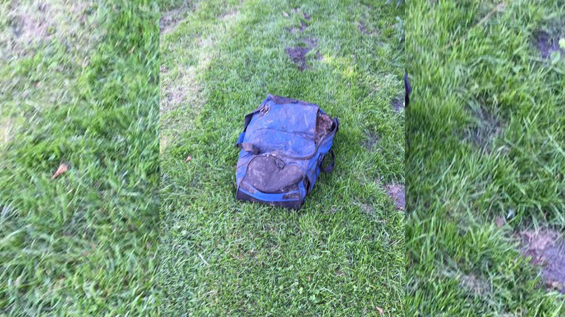 De tas waarin de hond gevonden werd