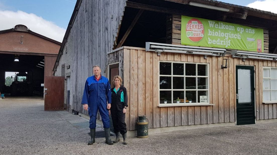 Melkveehouder Hans Nieuwenburg en zijn vrouw Tanja werken stug door, maar de idealistische droom waarmee ze drie jaar geleden het bedrijf opzetten, is een regelrechte nachtmerrie geworden. Ze hadden alles goed geregeld dachten ze. En toen kwam de overheid met de fosfaatpolitiek.