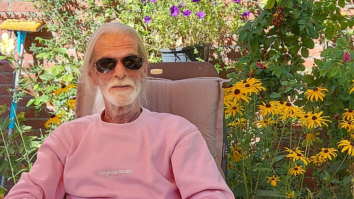 Schrijver Hedzer Woudstra overleden, hij was één van de oudste aidspatiënten van Fryslân