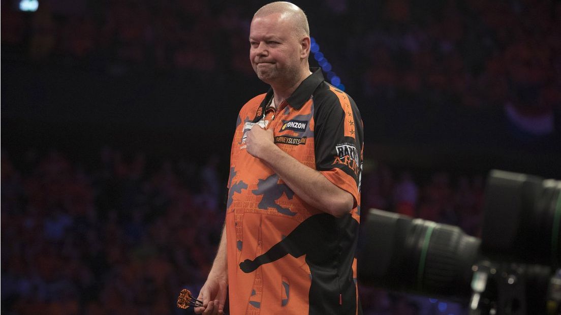 Raymond van Barneveld emotioneel op het podium in Rotterdam.