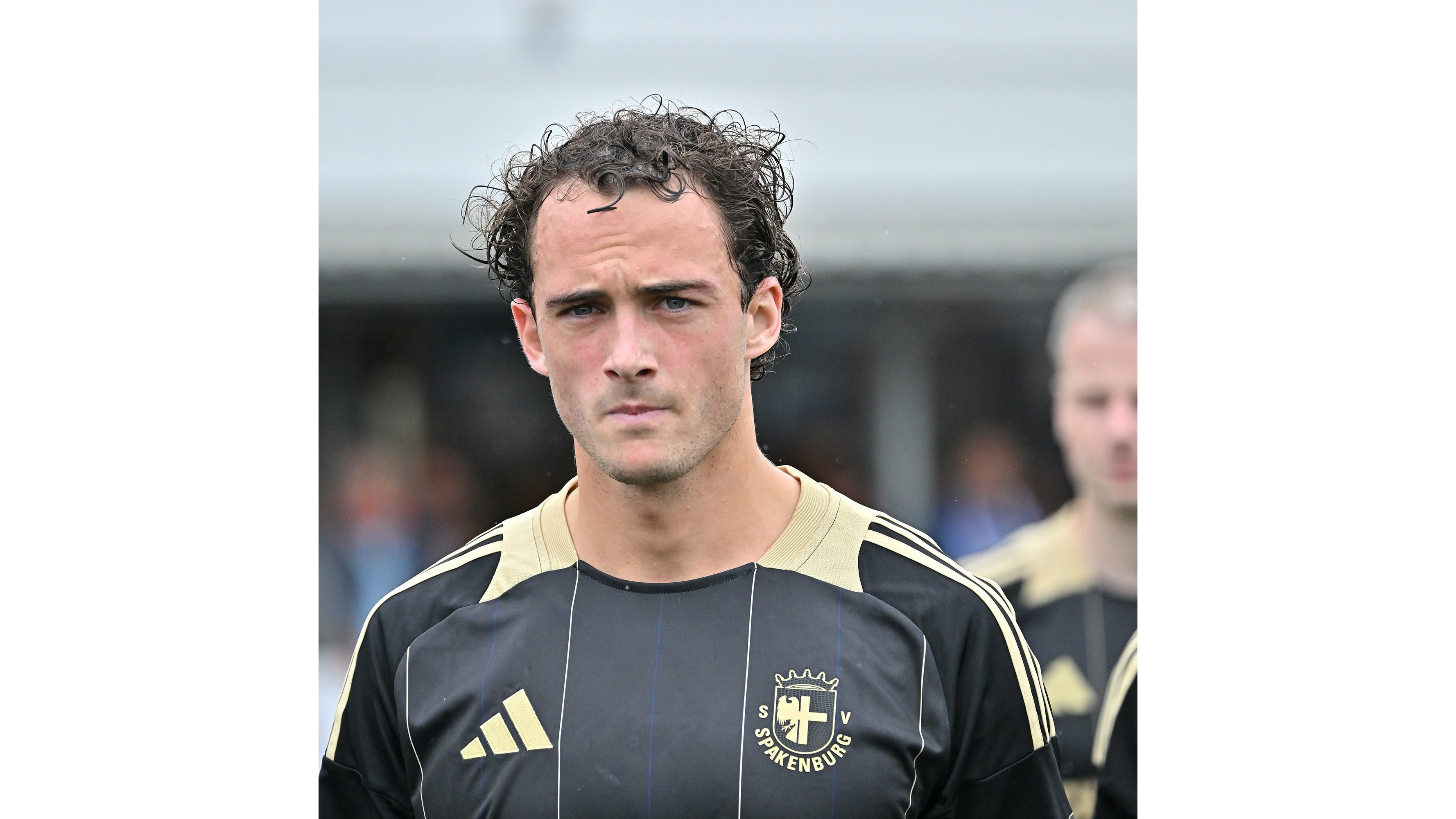 Hage speelt tegen Hoek, Den Engelsman kijkt geblesseerd toe; oud-spelers beleven duel totaal anders