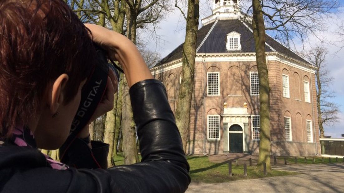 Diana Nieuwold fotografeert de koepelkerk (Rechten: Jeroen Willems/RTV Drenthe)