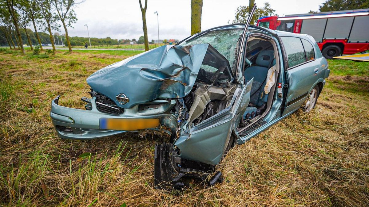 Truck Overturns near Harderwijk’s Drielanden Gas Station, Causing One Injury