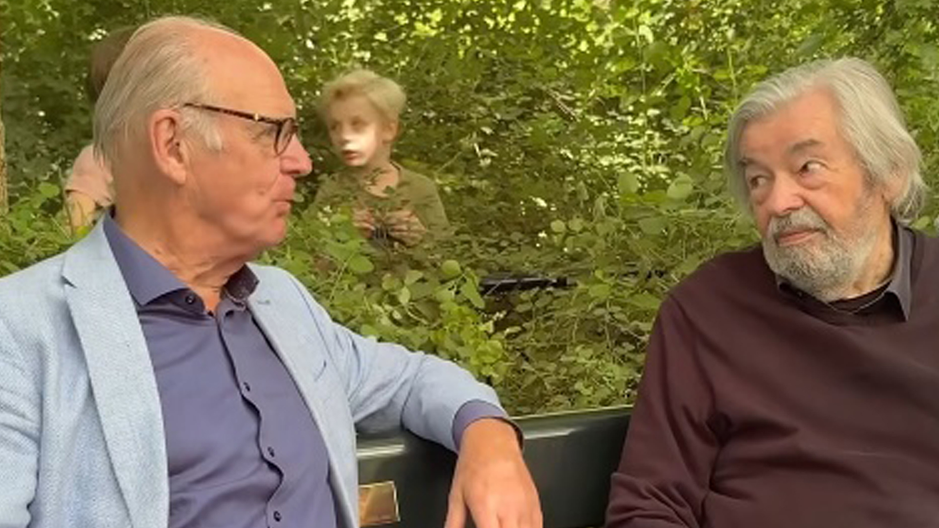 Maarten van Rossem reageert op vandalisme van zijn bankje: 'Een lelijke schok'