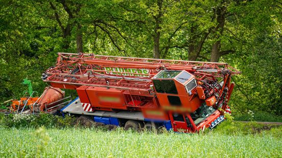 Kettingbotsing op snelweg • kraanwagen in berm