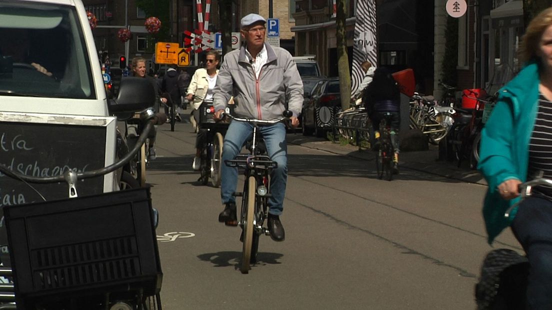 Ex-wethouder Hugo van der Steenhoven in de Burgemeester Reigerstraat