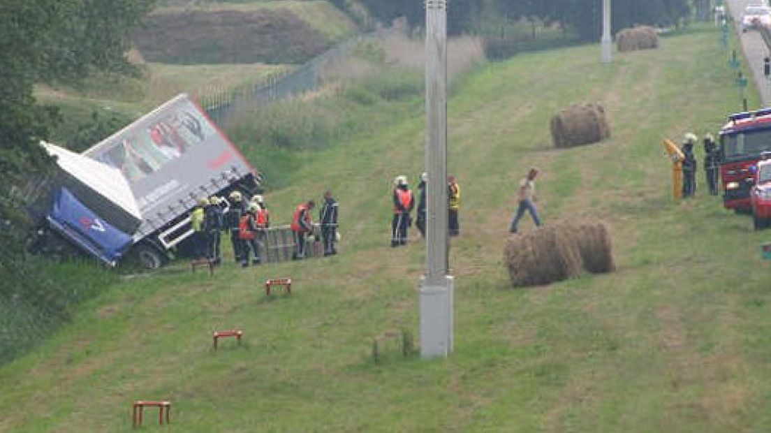 Gekantelde vrachtwagen op A1