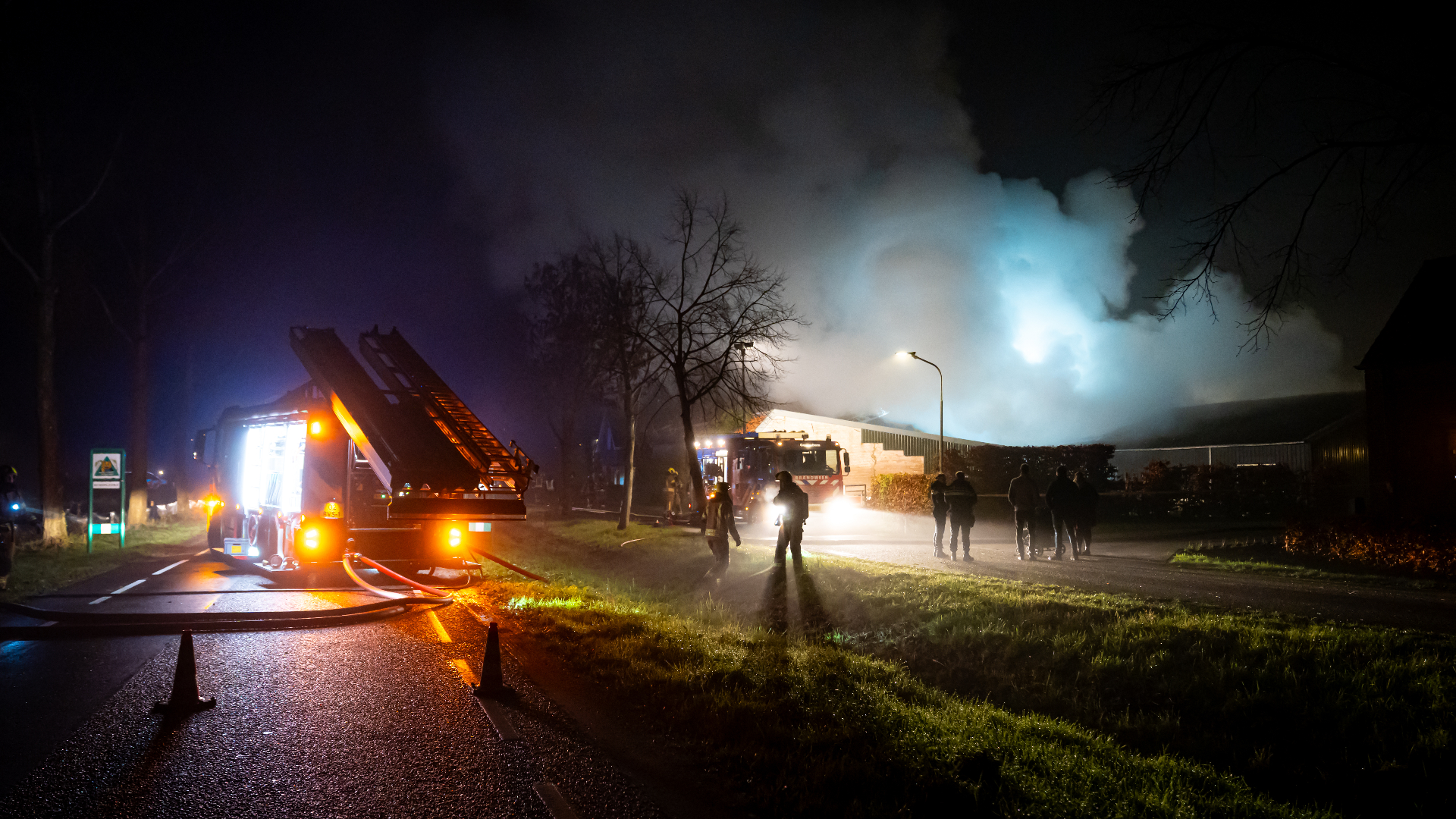 De brand zorgde voor dikke rookwolken.