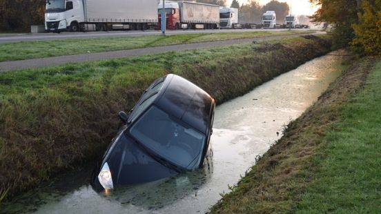Auto in de sloot terechtgekomen
