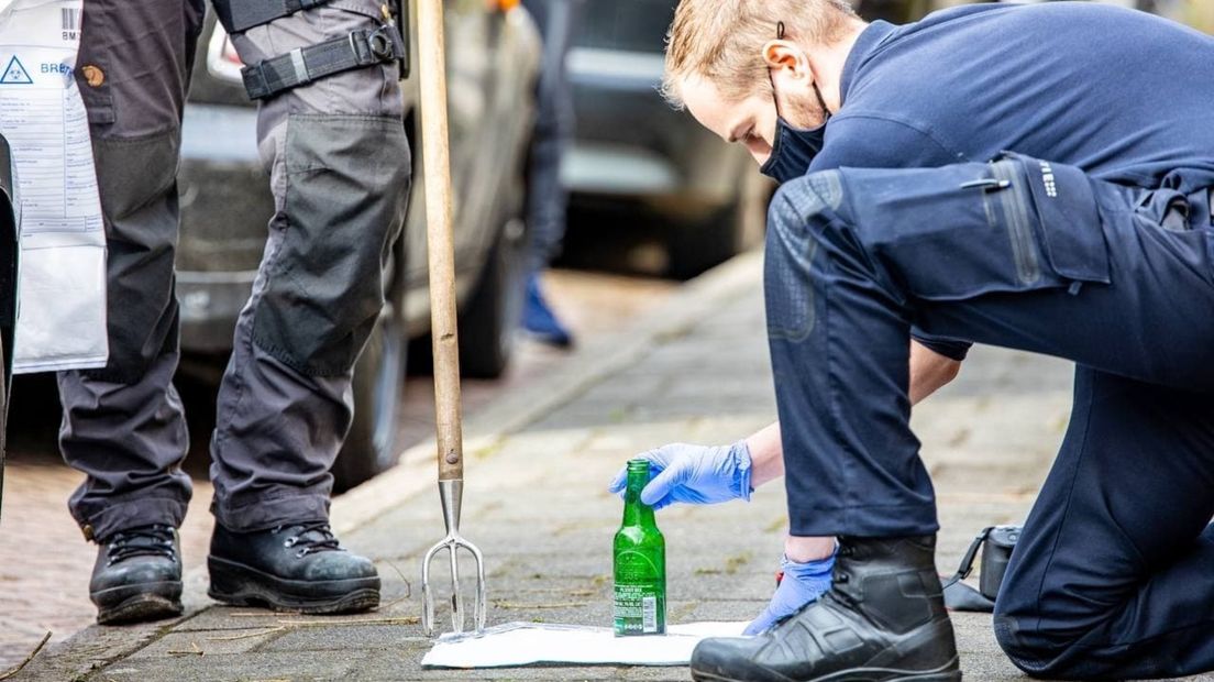 Sporenonderzoek aan de Van Houtenlaan en directe omgeving de dag na het steekincident