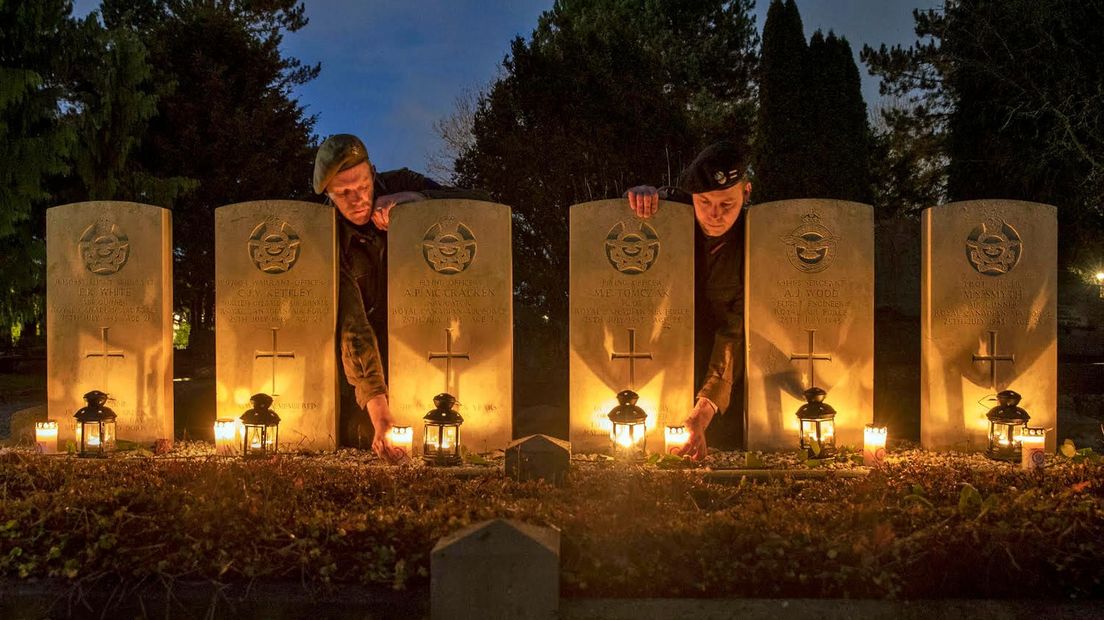 Kaarsen bij de graven van de zes omgekomen militairen in Ten Boer