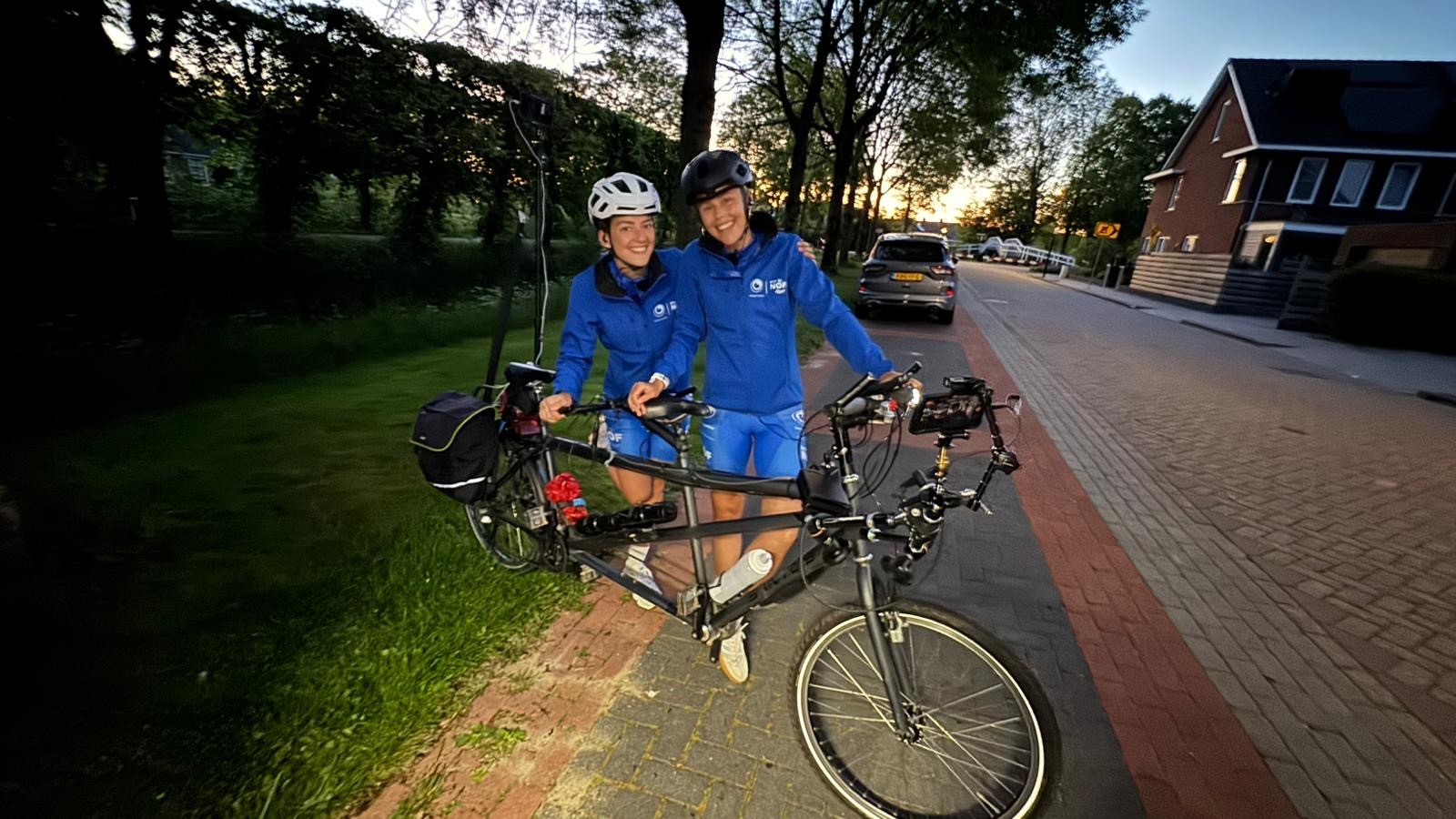 Demi (links) en Isa (rjochts) foar de start