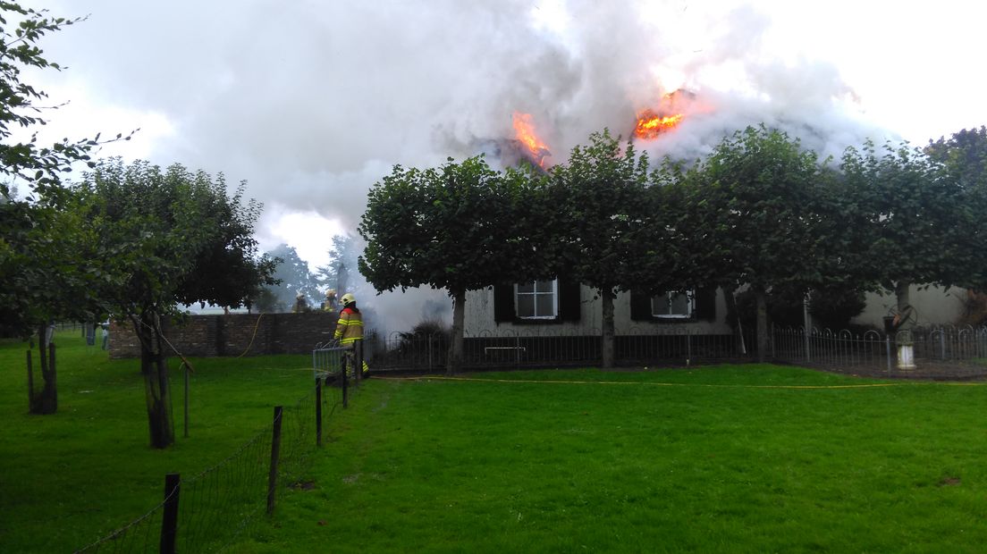 Er is weinig meer over van een grote woonboerderij aan de Reethsestraat in Elst. Daar sloeg zondagochtend de bliksem in. De kap op het pand is van riet en vloog als eerste in brand. Het vuur sloeg daarna over naar de rest van de woning.