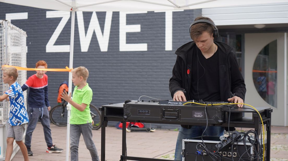 DJ Thostie probeert het publiek mee te krijgen bij de opening van de cultuurkeet in Zuidlaren