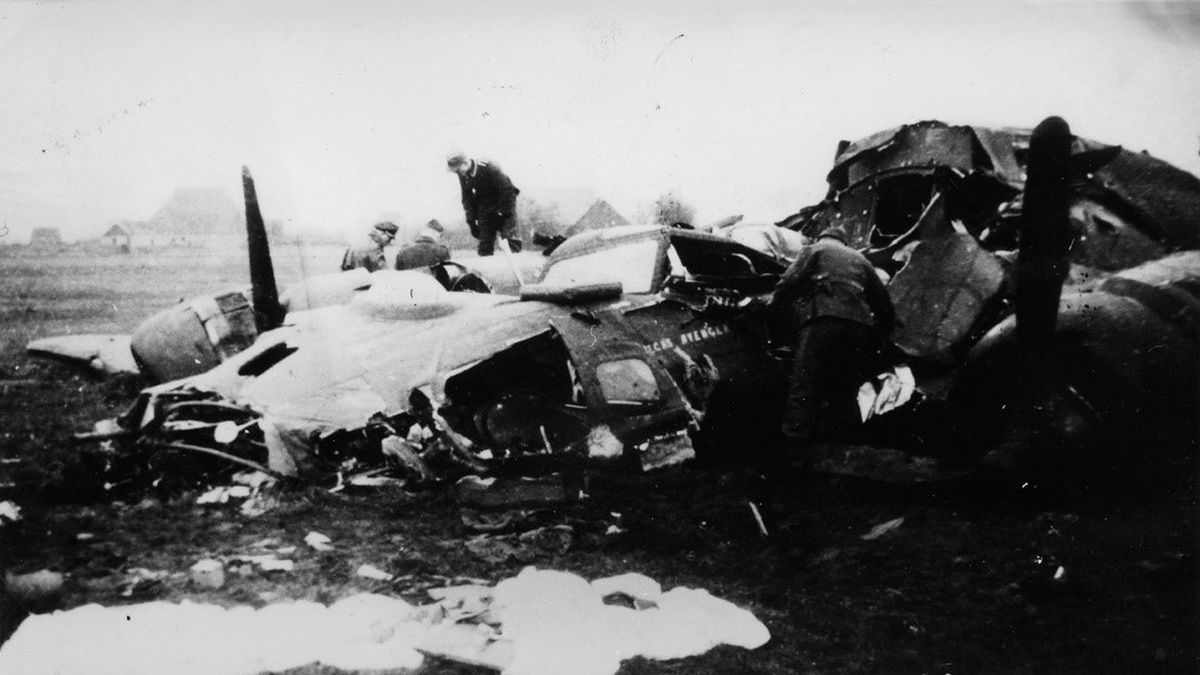 Getuige neergestort Amerikaans vliegtuig bij Sint Nicolaasga onthult gedenksteen