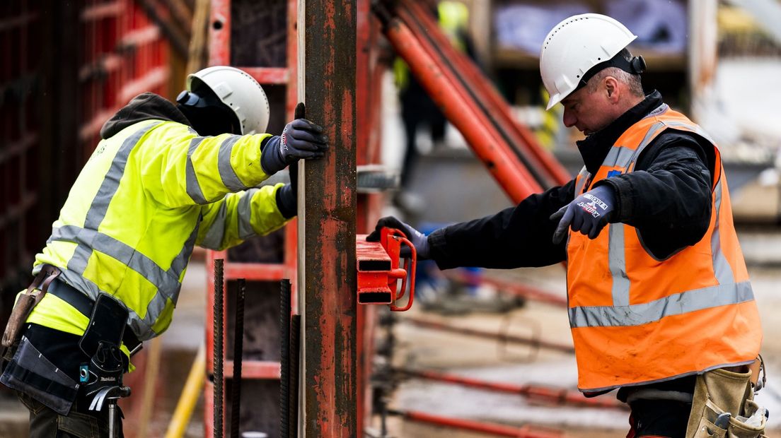 Bouwvakkers aan het werk in de nieuwbouw