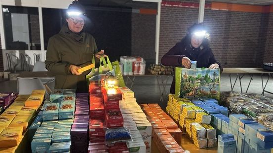 Deze vrijwilligers staan nu letterlijk zelf in de kou, maar 150 kerstpakketten moeten klaar