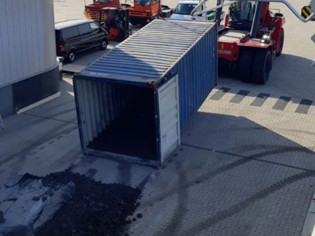 Een van de containers waar de drugs in zat.