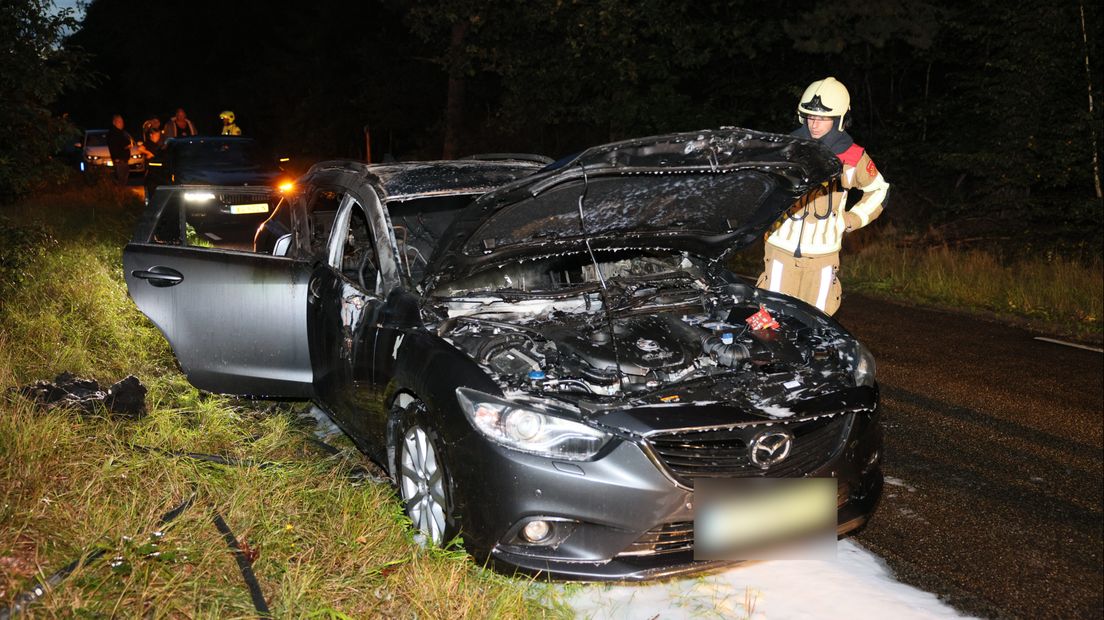 Auto vat vlam in Ommen.