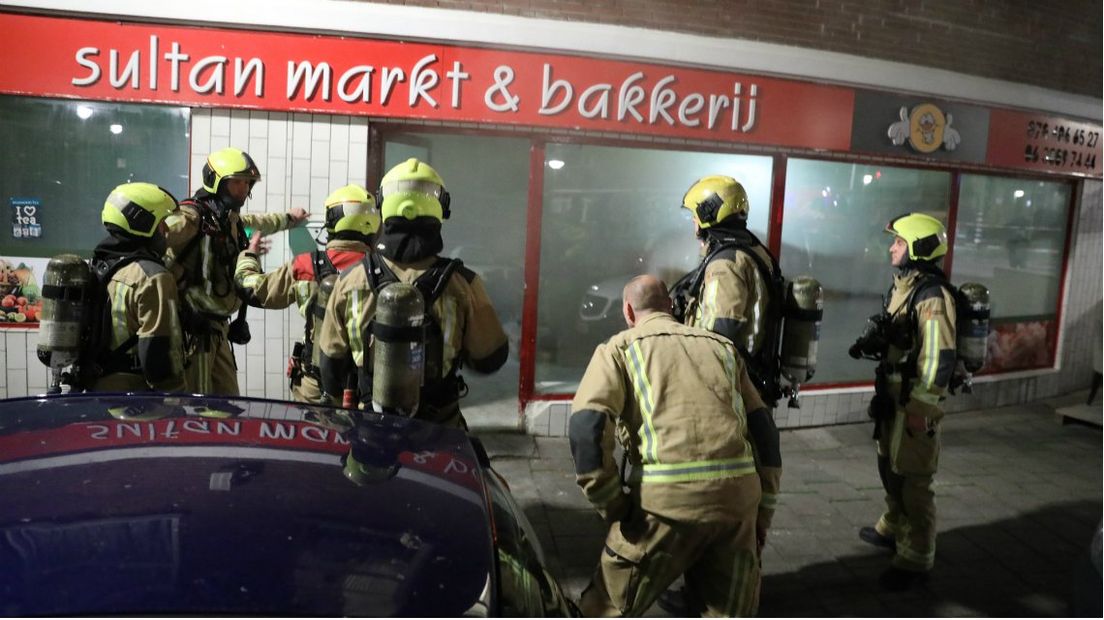 Het vuur in de supermarkt aan de Wateringsestraat in Den Haag brak rond 3.15 uur uit I