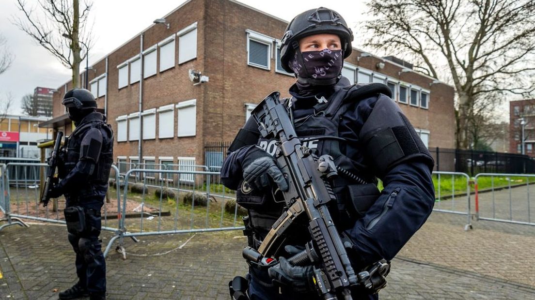 Beveiliging bij de extra beveiligde gerechtsbunker in Amsterdam-Osdorp.