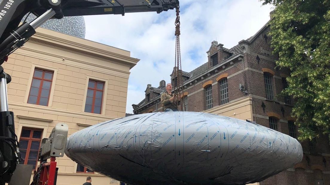 Supergroot beeld kunstenaar Ronald Westerhuis toch vandaag geplaatst in Zwolle