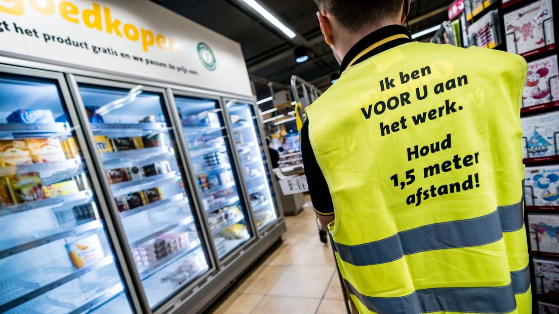 Het personeel in de supermarkt is volgens de FNV toe aan rust (Rechten: ANP/Rob Engelaar)