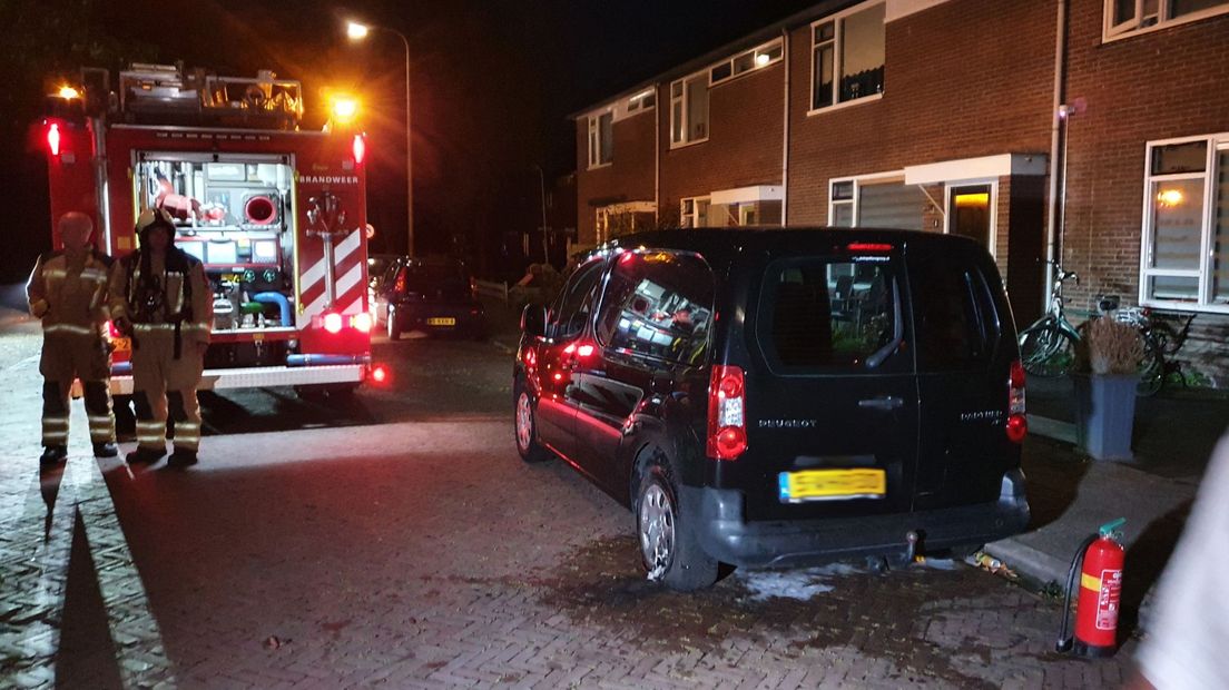 Eigenaar blust zelfstandig autobrand in Hoogeveen