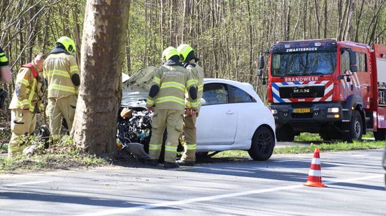 Auto rijdt tegen boom en vliegt in brand, bestuurder gewond