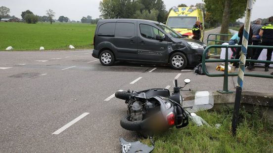 Foto: Scooterrijder belandt op voorruit en moet naar ziekenhuis