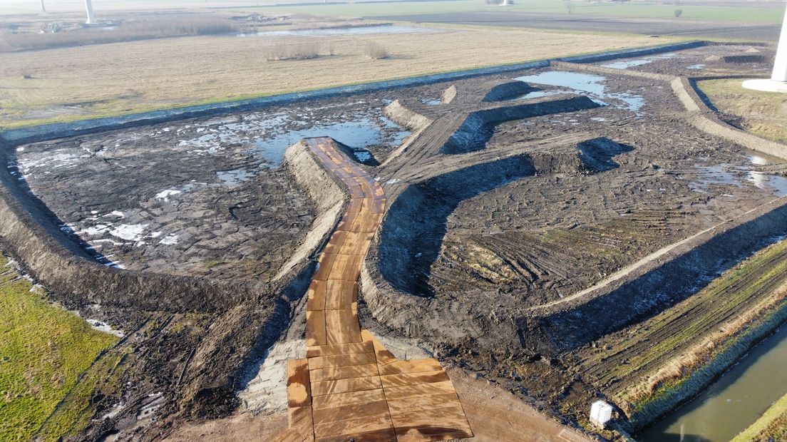 De bekkens in Farmsum waar het baggerslib wordt gestort om te drogen