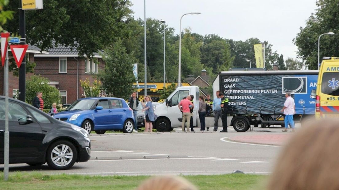 Bestuurder kleine vrachtwagen wordt onwel en botst tegen auto in Rijssen