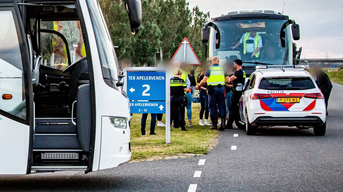 Touringcars bij het aanmeldcentrum in Ter Apel (archieffoto)