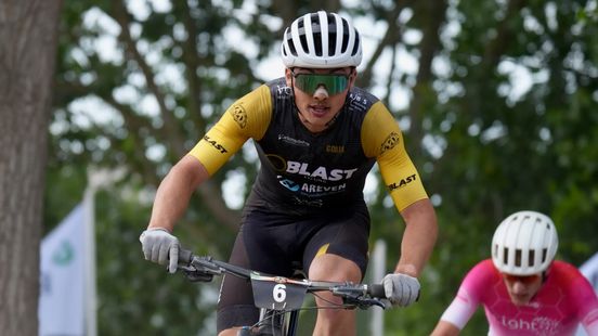 Mountainbikers vliegen over bochten en klimmetjes op aangepast parcours in het Westland Nieuws