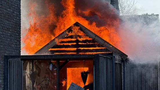 112 Nieuws: Eén persoon gewond bij kettingbotsing Enschede | Brand verwoest schuur in Westerhaar. 112 Nieuws: Eén persoon gewond bij kettingbotsing Enschede | Brand verwoest schuur in Westerhaar.