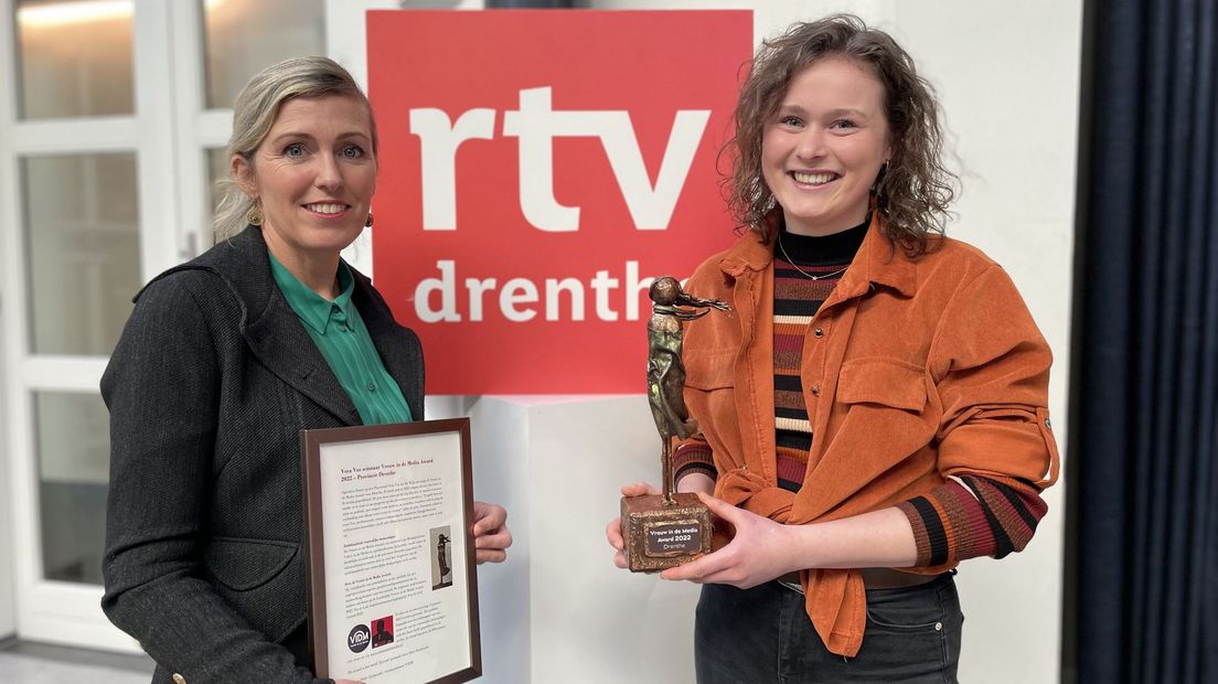 Janneke van Heugten (VIDM) en winnares Vera Vos van de Vrouw in De Media Award 2022 Drenthe