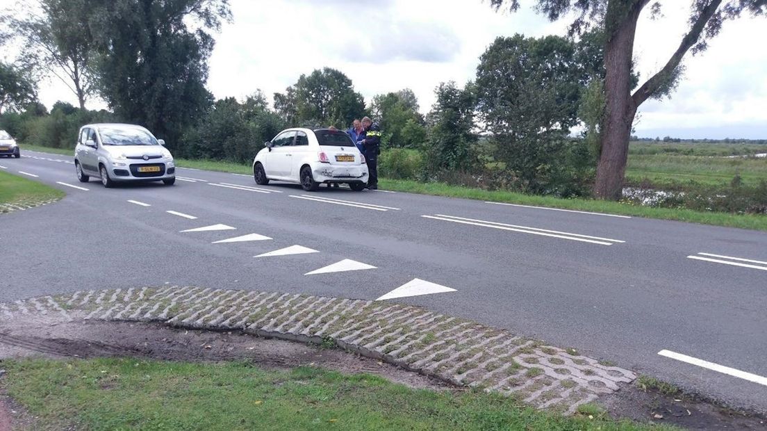 Kind in voorste auto nagekeken door ambulancepersoneel